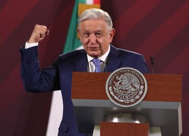 "¡Estoy fortachón, eh!", dice AMLO a Calderón por sentarse en la salida de emergencia de vuelos