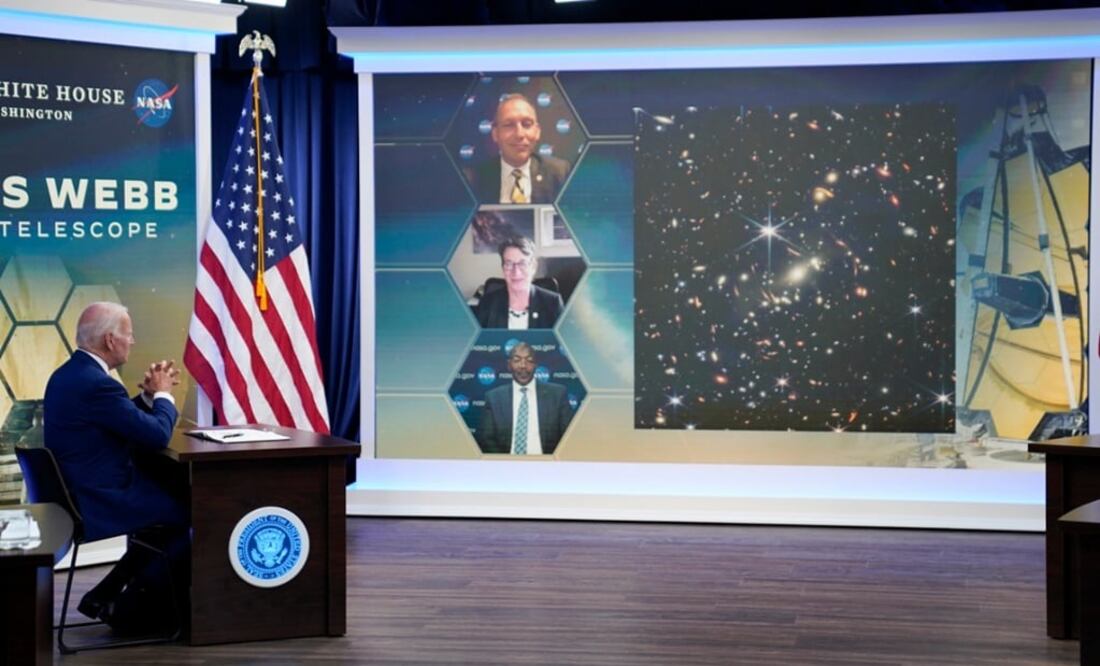 El presidente Joe Biden escucha durante una sesión informativa de los funcionarios de la NASA sobre las primeras imágenes del Telescopio Espacial Webb. Foto: AP