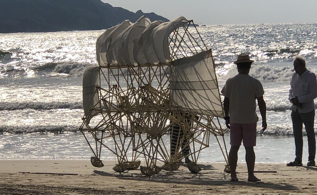 Aspecto del performance de Theo Jansen en Mazatlán, Sinaloa, donde este 17 de enero presentó dos de sus "bestias de la playa". Foto: Especial