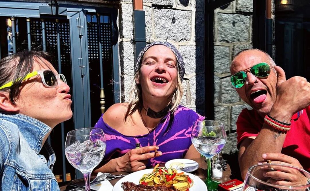 Camilo Blanes, hijo de Camilo Sesto, rodeado de amigos verdaderos y falsos en la mansión que le heredó su padre.