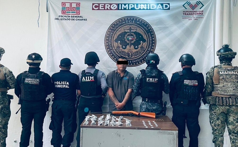 Detienen a presunto miembro del Cártel Chiapas y Guatemala en Tapachula; portaba arma y marihuana.
Foto: Especial.