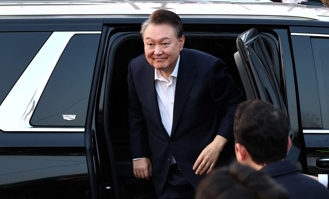 El presidente destituido de Corea del Sur, Yoon Suk-yeol, sale del vehículo del Servicio de Seguridad Presidencial cuando llega a su residencia oficial tras ser liberado de la detención, en Seúl. Foto: EFE/Archivo