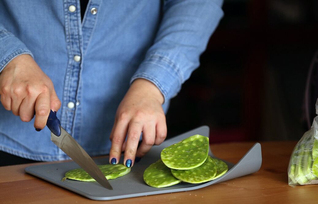 También limpia el colon porque contiene fibras dietéticas solubles e insolubles que absorben agua y aceleran el paso de los alimentos por el tracto digestivo. Foto: especial