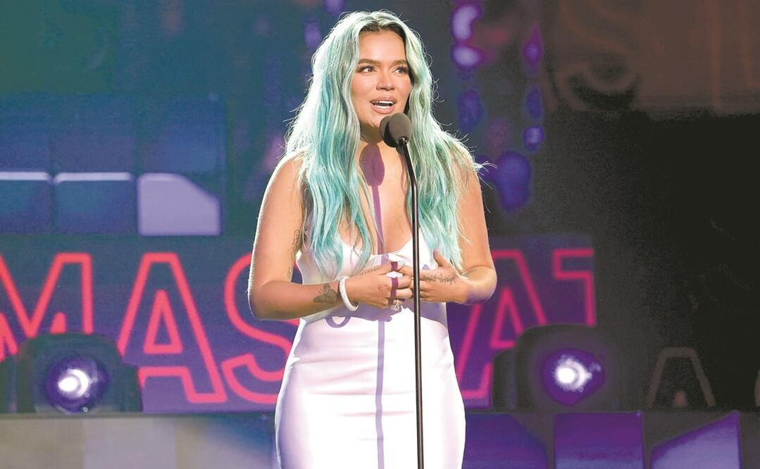 Karol G dedicó su premio a las niñas que sueñan con dedicarse a la música. “Un día ustedes estarán aquí”, dijo. Fotos: TELEMUNDO INTERNACIONAL Y AP