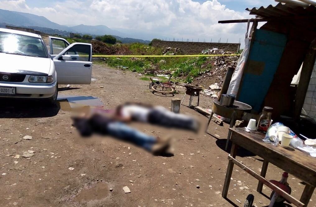 Policías municipales, estatales y paramédicos llegaron al sitio y encontraron los cuerpos de cinco hombres, que habían sido baleados. Foto: Especial