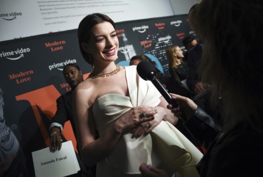 Anne Hathaway encanta con fotos de su embarazo
