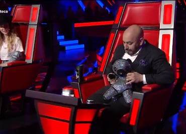 Lupillo Rivera y Belinda intercambian peluche y sombrero en "La Voz"