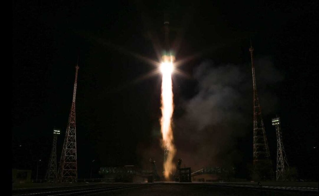 Cohete Soyuz-2.1b transporta la nave espacial de carga Progress M-UM con el módulo de acoplamiento Prichal. Foto: AFP, archivo