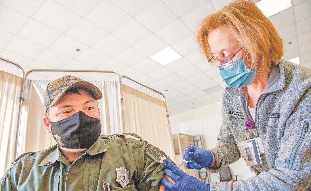 Una enfermera vacuna contra el coronavirus a un policía, en Marlborough, Massachusetts. Foto: Joseph Prezioso. AFP