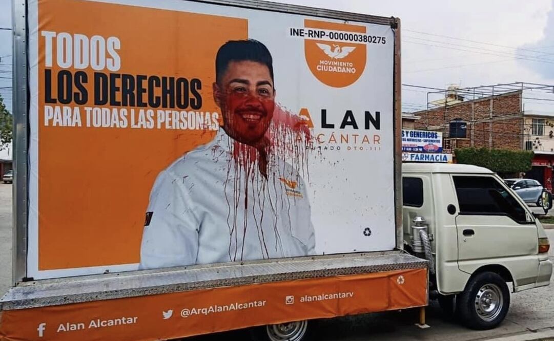 Un espectacular del candidato a diputado por el distrito III, Alan Alcántar, fue atacado con un líquido “que parece sangre”. Foto: Especial