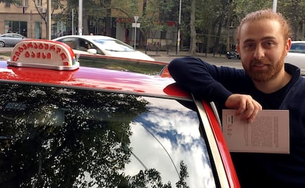 Taxista cobra viajes con conversaciones sobre literatura