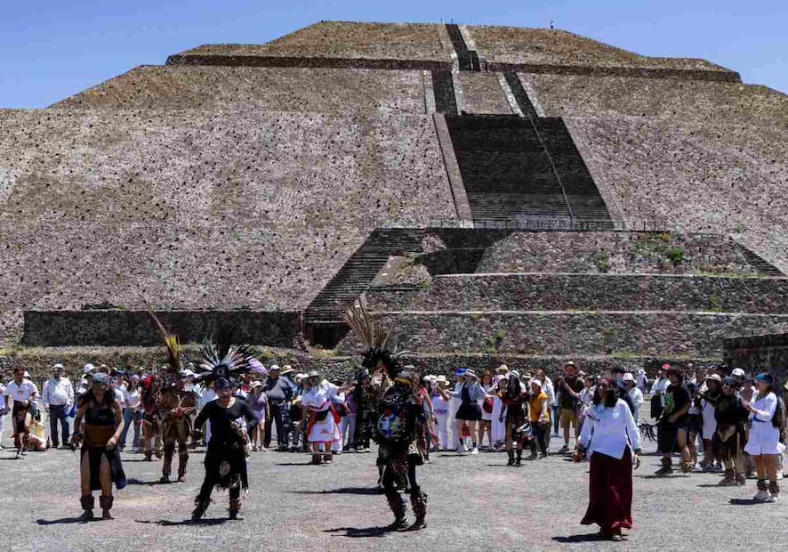 También es posible ver a algunos danzantes en el transcurso de la celebración. Foto: Hugo Salvador / EL UNIVERSAL