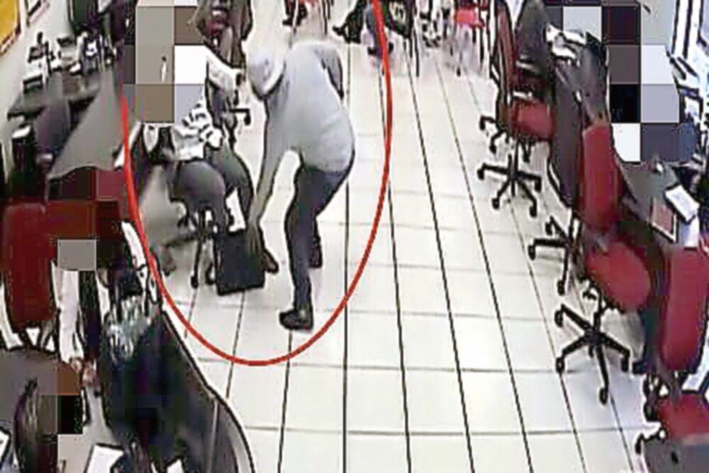 Agresión. Testigos dicen que mientras la víctima esperaba turno en el banco, un sujeto le arrebató su maletín. (ESPECIAL)