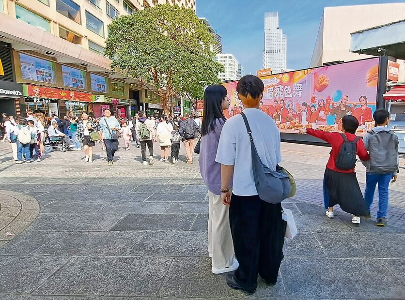 Los jóvenes exploran la manera de seguir adelante
frente a la draconiana ley de seguridad. Los que tienen
oportunidad, se van. Foto: de Inder Bugarin