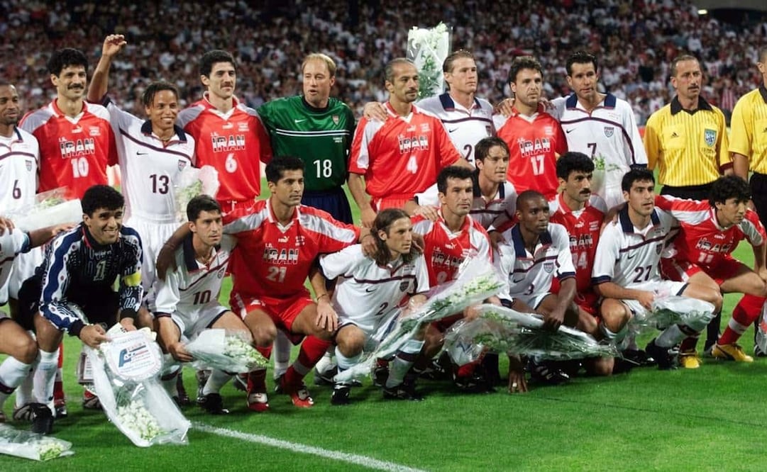 Fotografía con las selecciones de Irán y Estados Unidos, 1998. Según describió New York Times, este partido “fue el evento deportivo cara-a-cara más visible entre los dos países desde la Revolución Islámica en 1979”. Foto: Agencias/Tomada de Internet.