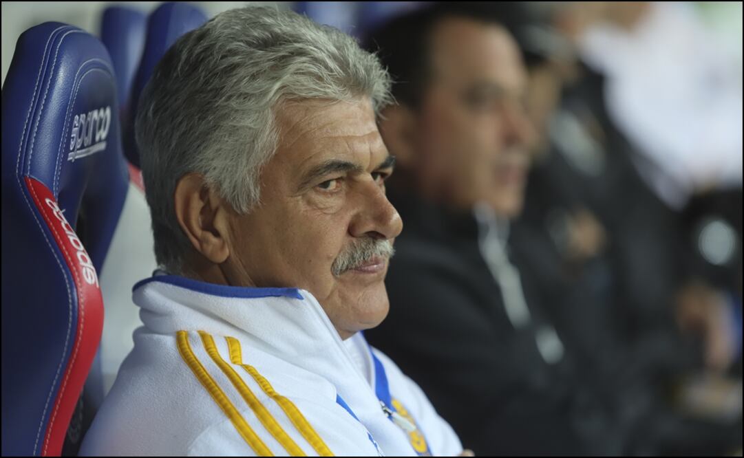 Ricardo Ferretti desde el banquillo en el estadio de las Chivas - Imago7