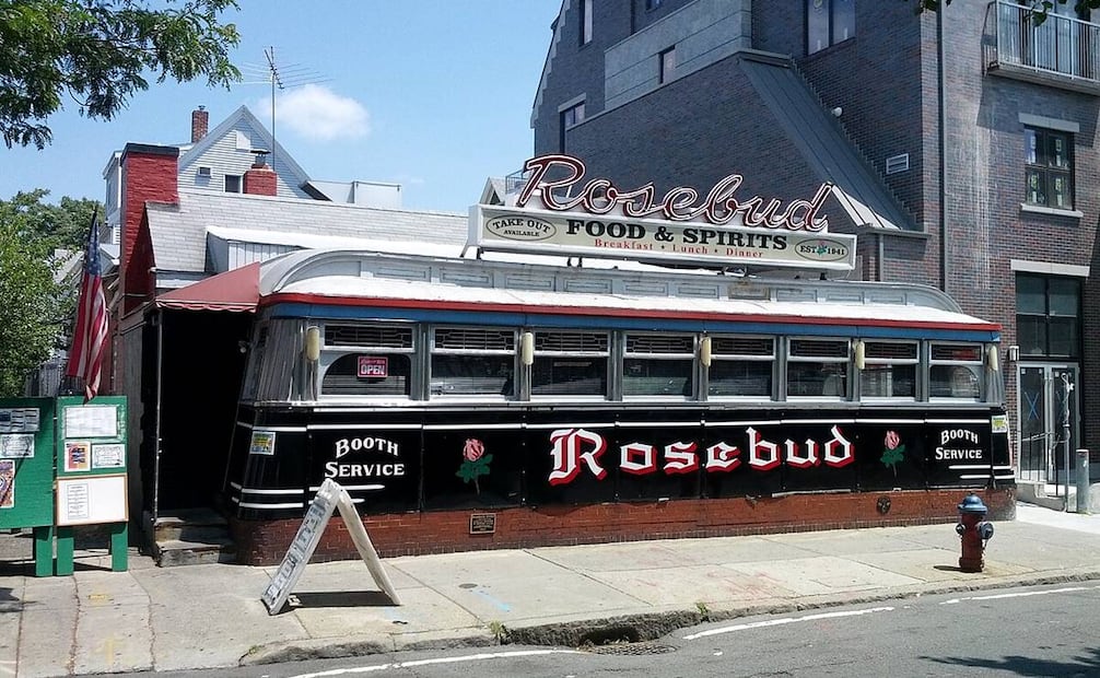 El "Rosebud Diner", de Massachusetts, anuncia en letras blancas que brinda servicio en la barra. Foto: Wikimedia Commons.