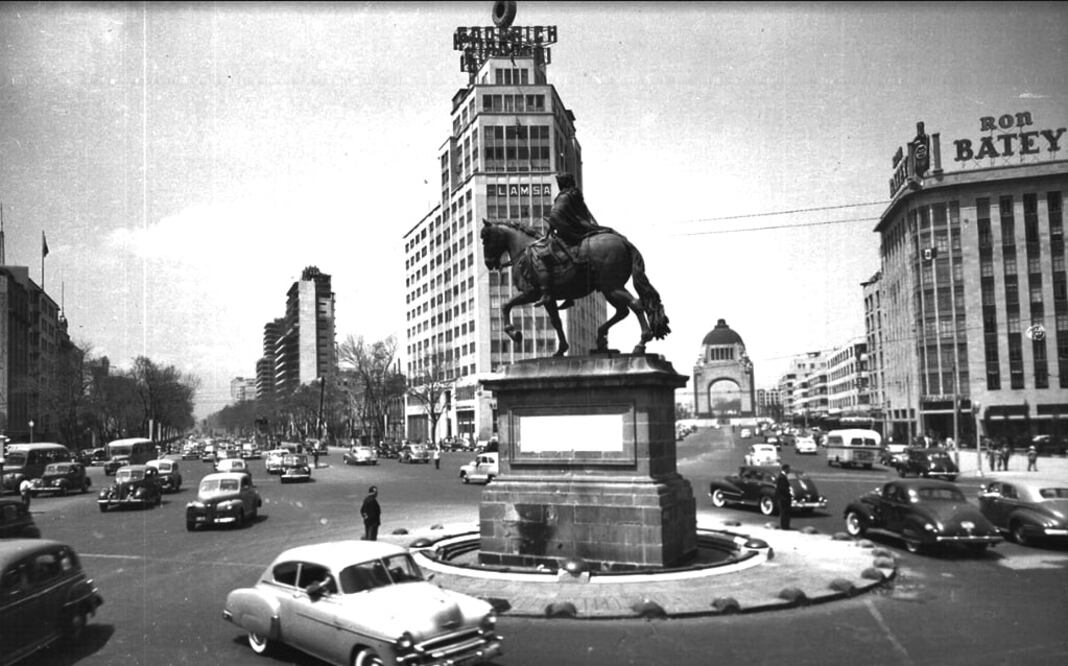 El Caballito de Carlos IV en la década de los cincuenta. Justo detrás se ve el Edificio Corcuera, demolido tras el sismo de 1957, con su anuncio de llantas Goodrich, y al fondo, el Monumento a la Revolución. Imagen: Col. Villasana-Torres