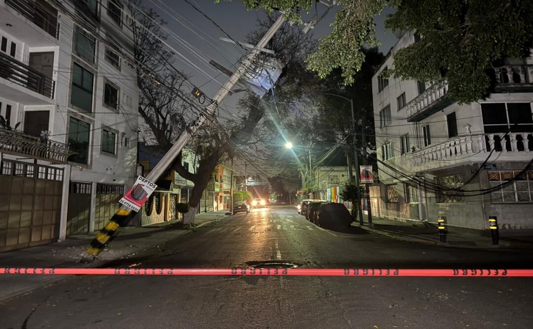 Detienen a conductor por chocar contra poste; dejó sin luz a una colonia en Gustavo A. Madero. Foto: Especial
