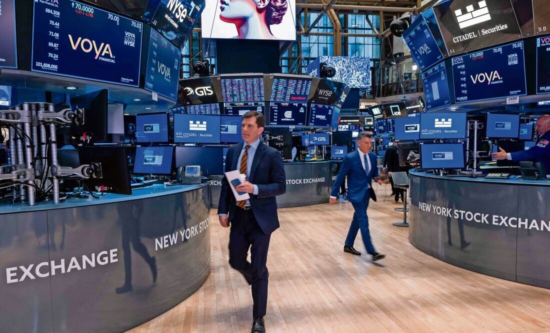 Wall Street cerró la semana con retrocesos ante la posibilidad de que la Fed mantenga elevada su tasa de interés por más tiempo Foto: AFP