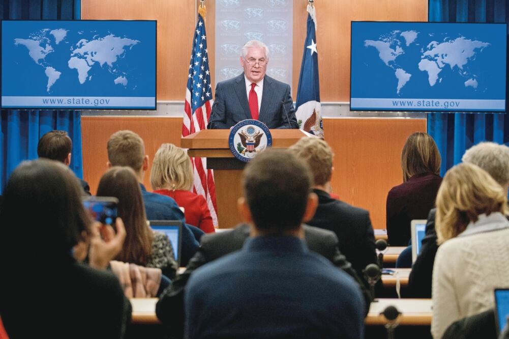 Rex Tillerson habló ayer en Washington con periodistas, tras ser destituido como secretario de Estado de Unión Americana. (SHAWN THEW. EFE)