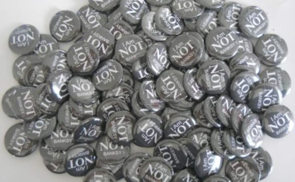 Rumores sobre que un político inglés es Banksy lo obligan a renunciar