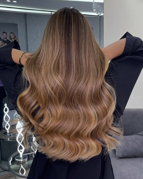 El castaño miel aporta luz y calidez al cabello. Foto: Instagram @victorgochopeluqueria