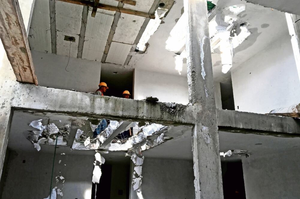 Con mazos y picos, alrededor de 10 trabajadores de la Secretaría de Obras y Servicios derriban las losas (FOTO: EDUARDO HERNÁNDEZ. EL UNIVERSAL)