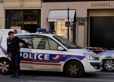 ¡De película! Captan en video robo de enmascarados a lujosa joyería en el centro de París