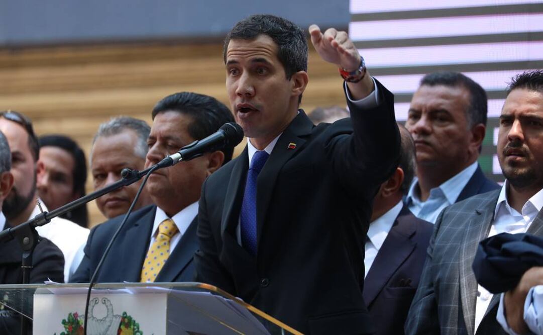 El jefe del Parlamento, Juan Guaidó, habla a sus seguidores desde la sede de acción democrática en Caracas (Venezuela) (Foto: EFE)