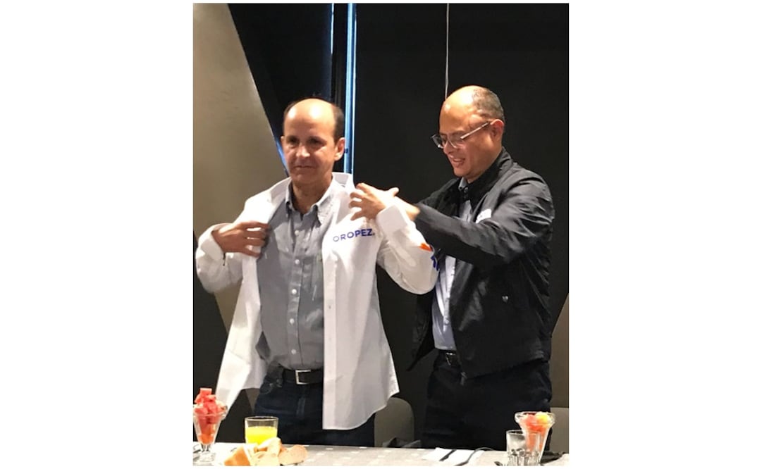 Diego Leñero se pone la camisa de la coalición PAN-PRD-MC. Foto: Especial