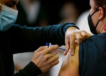 Tras vacuna, nivel de anticuerpos entre hombres y mujeres varía, revela estudio