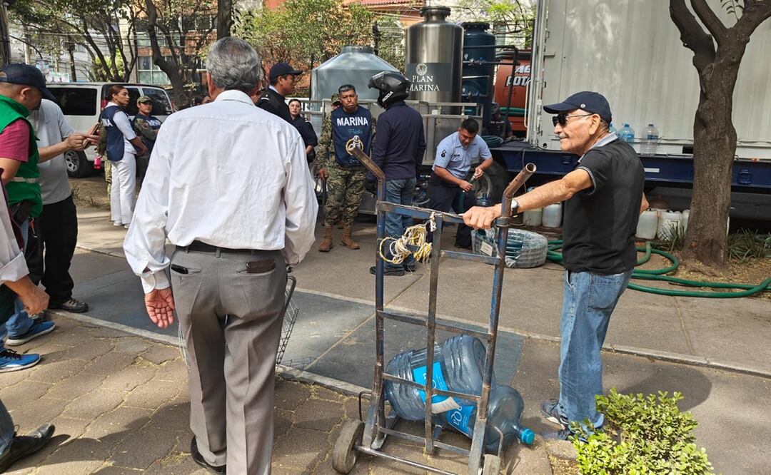 Vecinos de la alcaldía Benito Juárez esperan llenar sus garrafones en parque Esparza Oteo. Foto: Especial