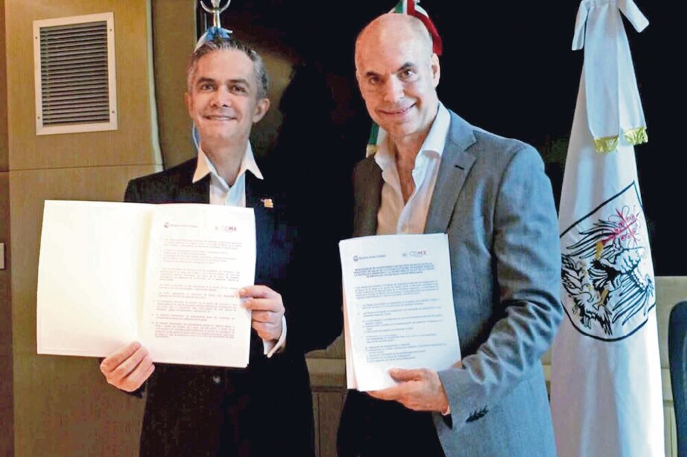 Miguel Ángel Mancera, jefe de gobierno de la CDMX, atestiguó la firma de un convenio en materia de salud con el subsecretario argentino Horacio Boggiano (CDMX)