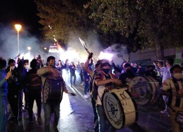 Afición de Pachuca no respeta medidas sanitarias y reciben al equipo con caravana