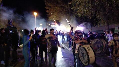 Afición de Pachuca no respeta medidas sanitarias y reciben al equipo con caravana