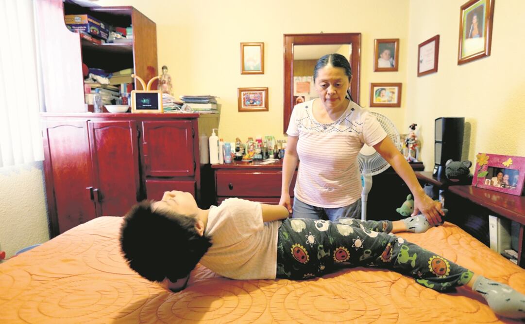 Rafa, de 13 años, comenzó hace un lustro a presentar síntomas de la distonía, la cual provoca contracciones musculares, movimientos repetitivos y posturas anormales. Foto: VALENTE ROSAS. EL UNIVERSAL