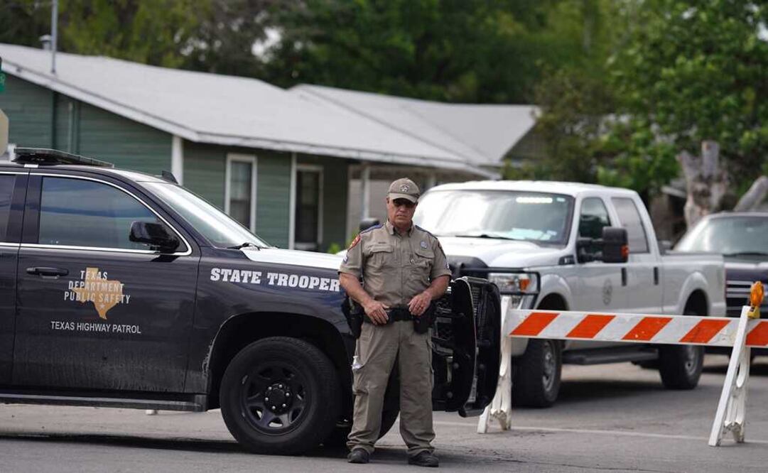 Un policía estatal se ve afuera de la Escuela Primaria Robb en Uvalde, Texas. Foto: AFP