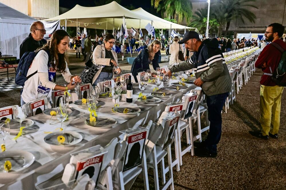 Familiares están a la espera de saber si sus seres queridos están entre los liberados por Hamas
