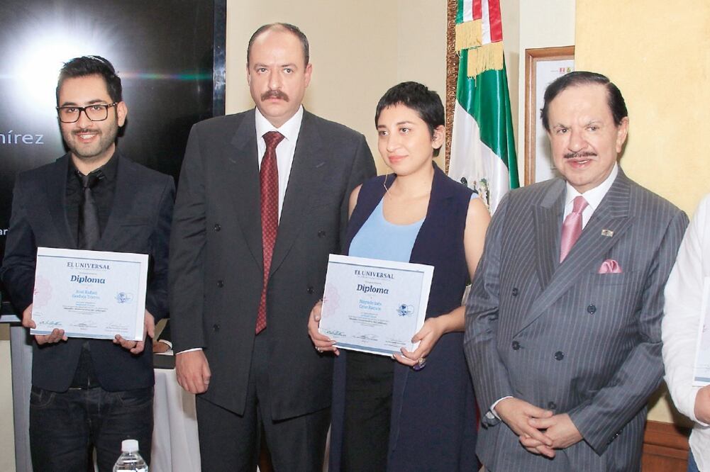El Director General de EL UNIVERSAL, Juan Francisco Ealy Lanz Duret, y el Presidente Ejecutivo y del Consejo de Administración de El Gran Diario de México, Licenciado Juan Francisco Ealy Ortiz, galardonaron a los ganadores (ARIEL OJEDA. EL UNIVERSAL)