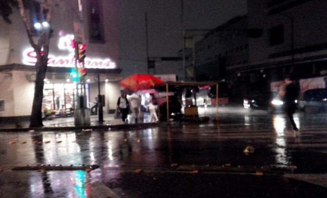 A light rain covered the central areas of Mexico City. (Photo: Marco Olvera/El UNIVERSAL).