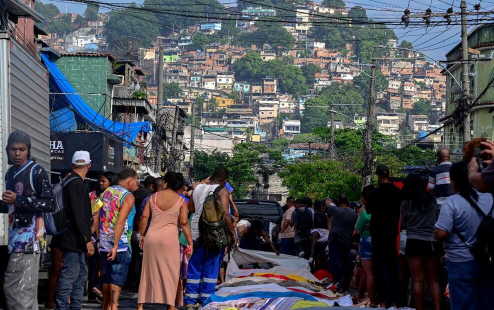 Residentes de una favela Vila Cruzeiro de Río de Janeiro alinearon más de 50 cuerpos en la plaza São Lucas, el miércoles 29 de octubre, un día después de la operación policial más letal en la historia de la ciudad brasileña. Foto: AFP