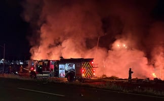 Volcadura provoca choque e incendio de dos tráileres en carretera de Guanajuato; ambos operadores resultaron calcinados