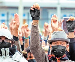 Birmanos protestan con huevos de Pascua