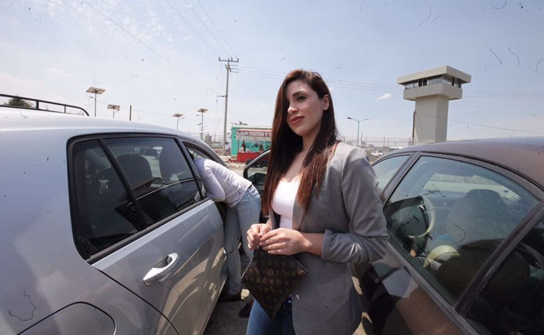 Emma Coronel Aispuro es sobrina de Ignacio "Nacho" Coronel y pareja de Joaquín "El Chapo" Guzmán. Desde que fue reaprehendido, Coronel ha encabezado, desde lo familiar, la defensa del capo con quien tiene dos hijas