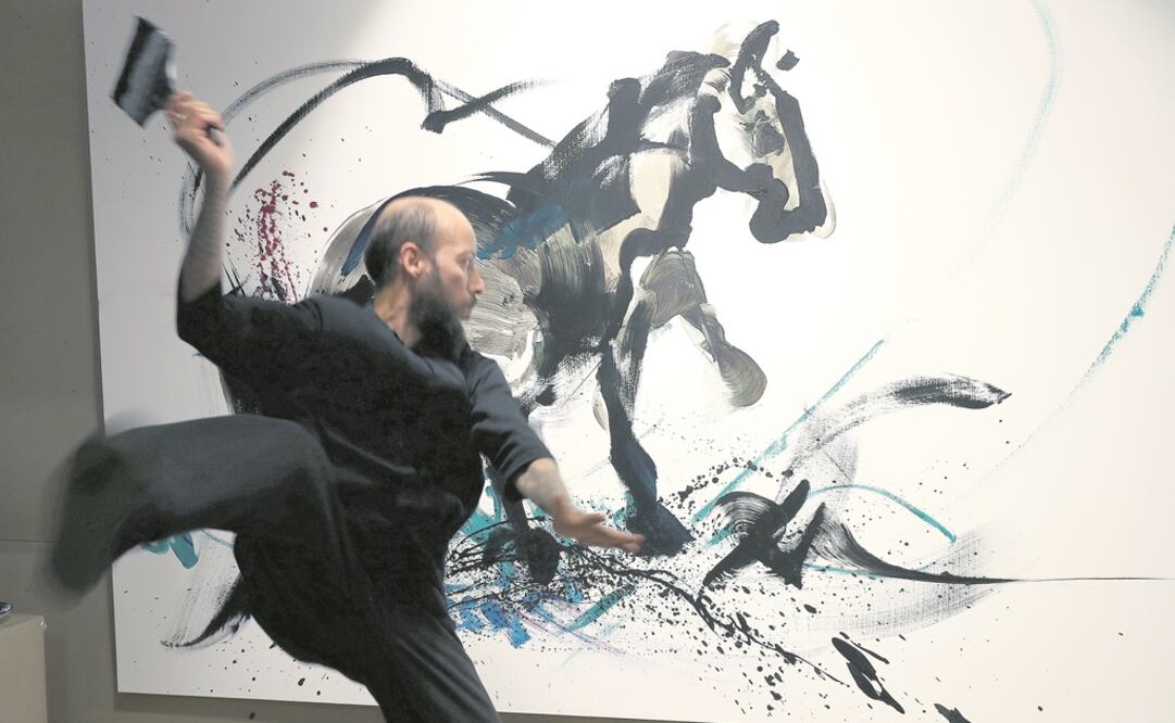 El artista César Figueroa, durante un performance. Foto: VALENTE ROSAS. EL UNIVERSAL