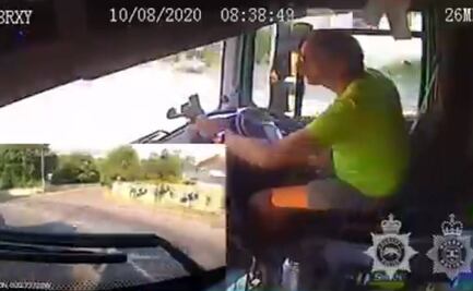 Encarcelan a chofer por chocar su autobús mientras usaba su celular en Inglaterra