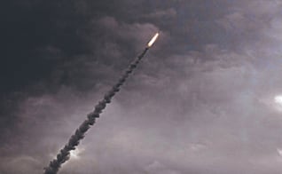 Industria de la guerra, de fiesta; Trump convierte conflictos en negocio 