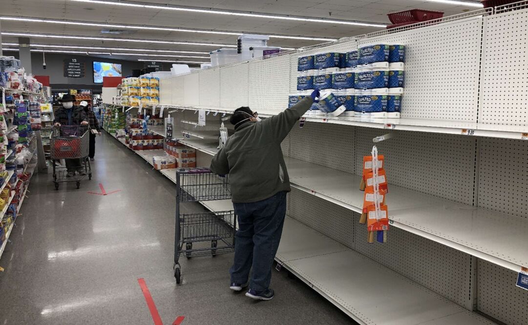 A customer reaches for one of the last packages of toilet paper, which became scarce after many people emptied stores in March because of the novel coronavirus – Photo: Chip Somodevilla/Getty Images/AFP