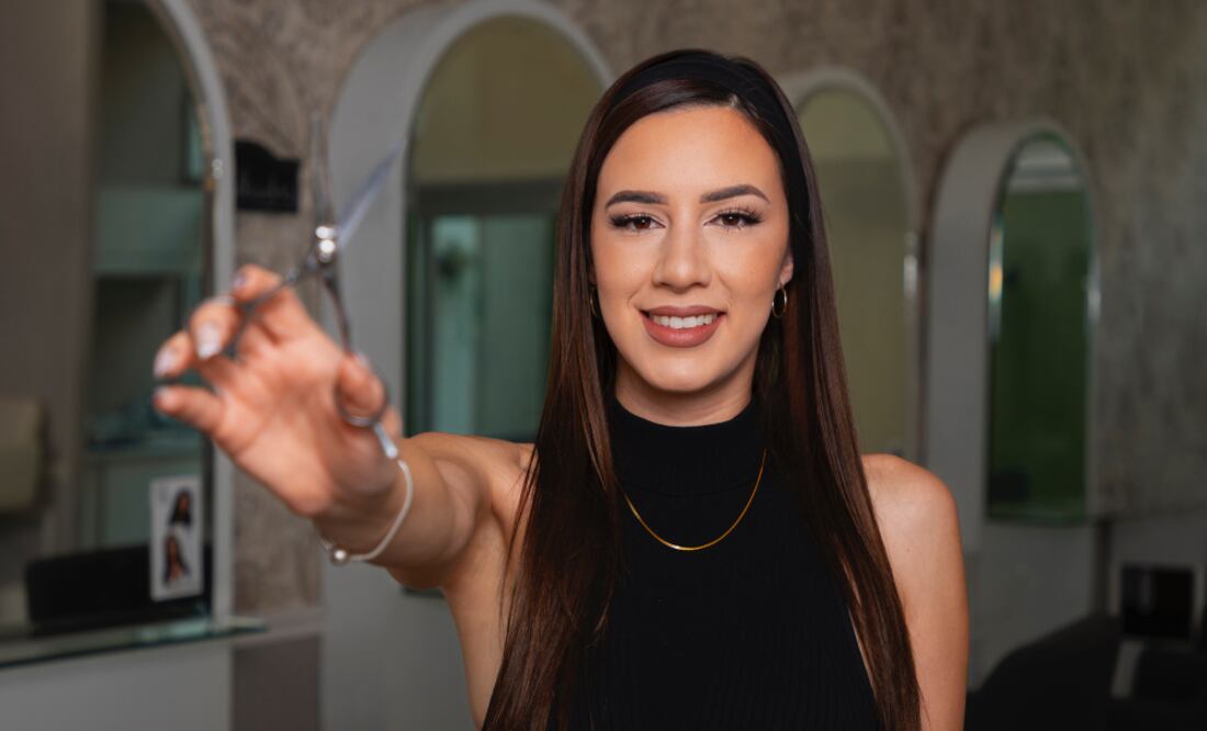 La moda capilar actual resalta el volumen natural y la textura del cabello largo. Foto: Freepik